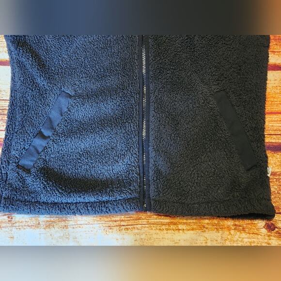 The North Face Women's Black Sherpa Fleece Vest Size Medium - Picture 7 of 9